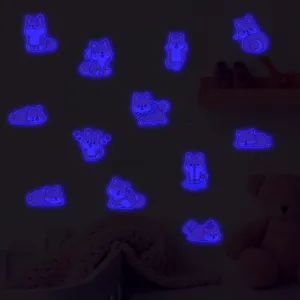 Autocollants muraux de chiens de dessin animé mignons lumineux, parfaits pour la chambre d'enfants.