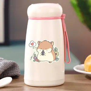 Gros plan sur l'impression de dessin animé de hamster mignon sur la bouteille thermique.