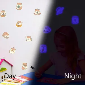 Stickers muraux mignons de hamster de bande dessinée lumineux pour la chambre d'enfants.