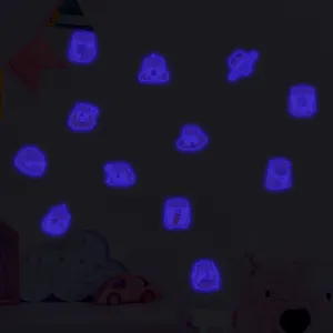 Autocollants muraux lumineux de cute animaux de dessin animé dans la chambre sombre.