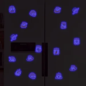 Détail d'autocollants muraux mignons de hamster lumineux affichant un effet de nuit bleu sur le frigo.