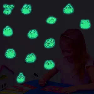 Scène d'autocollants muraux de grenouilles mignons phosphorescents dans la chambre.
