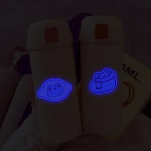 Ensemble de bouteilles d'eau isolées avec grenouille de dessin animé mignonne lumineuse.