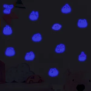 Autocollants muraux mignons grenouille de dessin anime luminescents dans la chambre d'enfants.