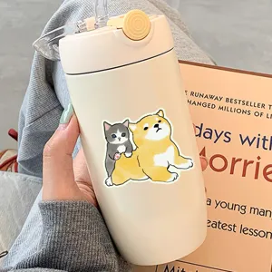 Vue détaillée d'une bouteille isotherme beige avec un joli autocollant chat et chien.