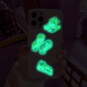 Gros plan d'autocollants phosphorescents de chats mignons et Pikachu avec effet lumineux vif.