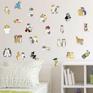 Vue détaillée d'autocollants muraux de chats de dessin animé, design lumineux pour chambre.