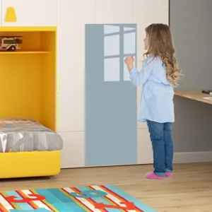Αυτοκόλλητος λευκός πίνακας για παιδικό δωμάτιο, εύκολος στη γραφή και τον καθαρισμό.