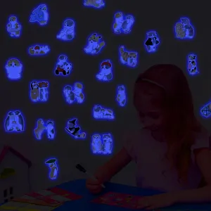 Vue détaillée d'autocollants muraux lumineux de chats mignons avec effet fluorescent.