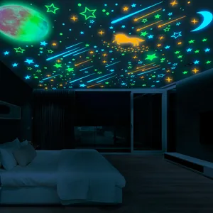 Detailansicht von 1084 Stueck leuchtenden Deckenaufklebern mit bunten Sternen, Mond und Einhorn.