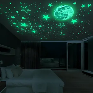 Autocollants muraux étoiles et lune phosphorescents pour la décoration plafond PVC.