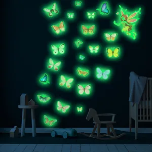 Stickers muraux papillon et fée phosphorescents détail montrant l'effet lumineux chambre enfant.