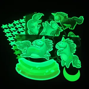 Adesivi murali luminosi unicorno e stelle al buio, perfetti per i dettagli di decorazione della cameretta.