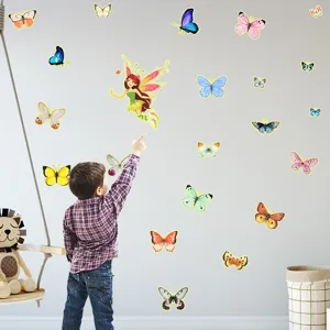 Vue détaillée des stickers muraux lumineux papillons colorés et fée pour la chambre d'enfants.