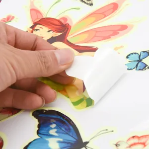 Gros plan détaillé de l'autocollant mural lumineux coloré de fée et de papillon de dessin animé.