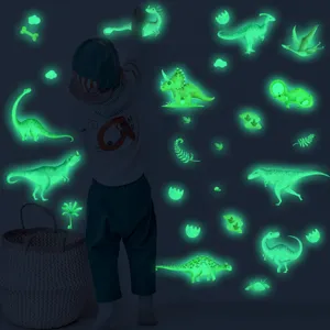 Stickers muraux dinosaures phosphorescents pour la decoration de chambre d'enfants.