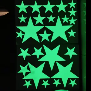 Autocollants muraux étoiles phosphorescentes détail, décoration de pièce verte fluorescente.
