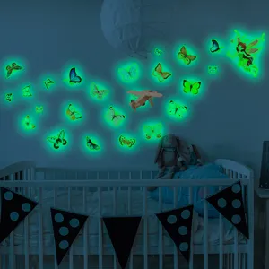 Autocollants muraux papillon et fée phosphorescents détail montrant l'effet lumineux dans la pièce.