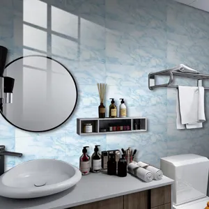 Détail d'adhésif carrelage marbre bleu, texture cristal pour déco salle de bain moderne.