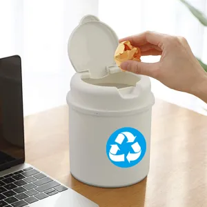 Piccola pattumiera da scrivania in plastica bianca con coperchio bascante e adesivo riciclo.