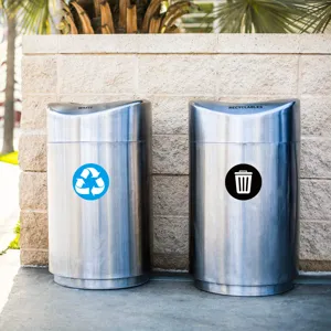 Pattumiere da esterno in acciaio inox con etichette chiare per la raccolta differenziata.