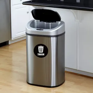 Vista dettagliata del cestino rifiuti in acciaio inox, pattumiera moderna con adesivo.