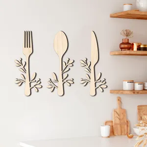Décoration murale de cuisine en bois avec fourchette, cuillère et couteau. Style rustique.