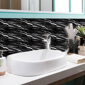 Vue détaillée d'un autocollant de carrelage imitation marbre noir et blanc dans la salle de bain.