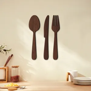 Vue détaillée de la décoration murale en bois représentant cuillère, couteau et fourche.