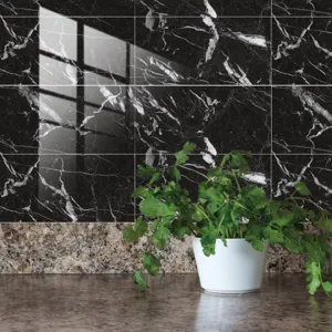 Vue détaillée d'un autocollant de carrelage en marbre noir avec film brillant, déco murale.