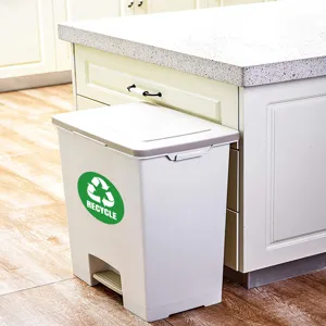 Vista dettaglio bidone spazzatura cucina bianco plastica con logo riciclo design pedale