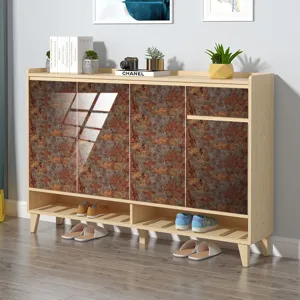 Vue détaillée du meuble à chaussures en bois avec portes texturées en marbre et étagères.