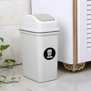 Piccolo cestino rifiuti in plastica con coperchio oscillante ed etichetta, ideale per casa.