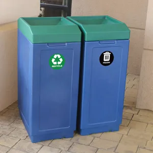 Pattumiera per raccolta differenziata doppia con coperchio verde e adesivi per uso esterno.