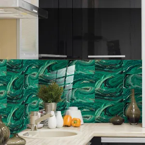 Autocollant de carrelage en marbre vert imperméable pour décoration murale de cuisine.