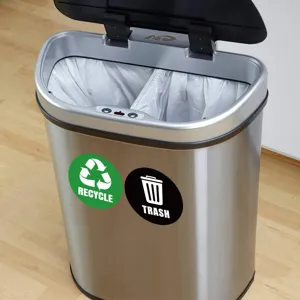 Pattumiera doppia in acciaio inox con adesivi per la raccolta differenziata.