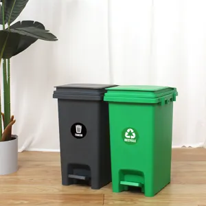 Set di bidoni della spazzatura in plastica a pedale con etichette di riciclo per la cucina.
