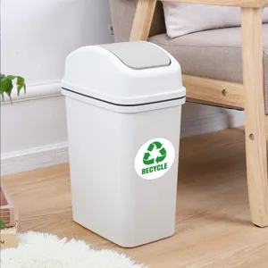 Bidone della spazzatura in plastica bianca con coperchio basculante ed etichetta di riciclo