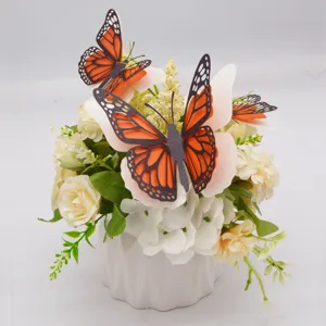 Detailopname van kunstbloempot versierd met 3D-vlinders, elegante huisdecoratie interieur.