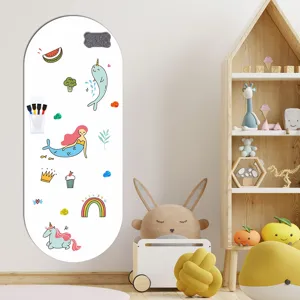 Detailansicht des niedlichen magnetischen Whiteboard-Aufklebers für Kinderzimmer mit Stiften.