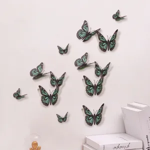 Gedetailleerd overzicht van 3d holle groene vlinder muurstickers op witte wanddecoratie.