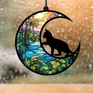 Detailaufnahme des hängenden Katzen-Mond-Schildes im Buntglas-Stil mit tropischer Landschaft