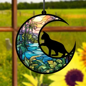 Nahaufnahme einer Buntglas-Mondsichel zum Aufhängen mit schwarzer Katzen-Silhouette.