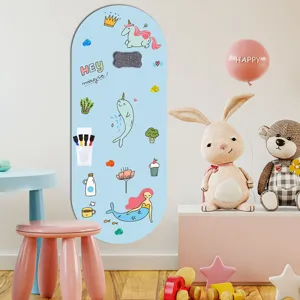 Detailansicht der niedlichen magnetischen Whiteboard-Wandaufkleber im Kinderzimmer.