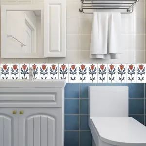 Primo piano di adesivi per piastrelle floreali retrò in bagno, decorazione murale.