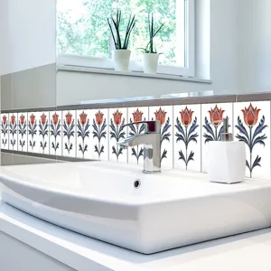 Primo piano dettaglio di adesivi per piastrelle floreali retrò decorazione parete bagno.