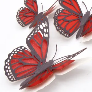 Close-up van details van 3D holle gelaagde rood-zwarte papieren vlinders muurdecoratie