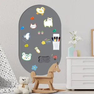 Grauer ovaler magnetischer Whiteboard-Aufkleber mit süßen Cartoon-Magneten im Kinderzimmer.