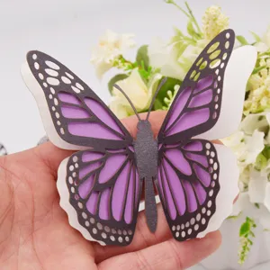 Detailopname van de elegante 3D gelaagde uitgeholde parelpapier vlinderdecoratie in paars.