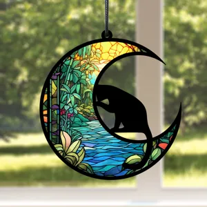 Detailansicht des hängenden Katzen-Mond-Dekoanhängers im Buntglas-Stil für den Innenbereich.
